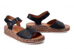 MANITU 910330-01 schwarz, sandały damskie. Czarne sandały Manitu, bez wzorów, ze skóry, bez obcasa, na koturnie, bez zapięcia. Za 229.42 zł.