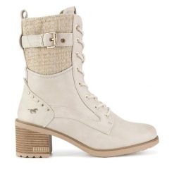 Botki Mustang. Białe botki Mustang, bez wzorów, bez obcasa, na słupku, bez zapięcia. Za 279.99 zł.