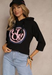 Czarna Bluza z Kapturem Ozdobnym Nadrukiem i Rękawami 3/4 Saniressa. Czarne bluzy Renee, l, bez wzorów, z jeansu, biznesowe, bez ramiączek, z kapturem. W wyprzedaży za 67.99 zł.