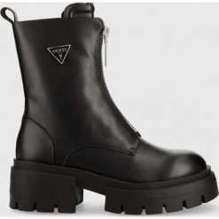 Guess botki Leila damskie kolor czarny na platformie. Czarne botki Guess, z aplikacjami, z gumy, z okrągłym noskiem, bez obcasa, na platformie, bez zapięcia. Za 719.99 zł.