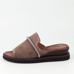 Brązowe klapki damskie na koturnie Jezzi 2267-3. Brązowe klapki Jezzi, bez wzorów, z zamszu, eleganckie, bez obcasa, na koturnie, bez zapięcia. Za 169.00 zł.