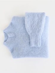 Sweter z wełną z alpaki - jasnoniebieski. Niebieskie swetry Reserved, l, bez wzorów, z wełny, bez ramiączek. Za 359.99 zł.