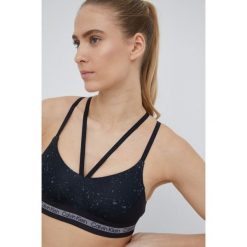 Calvin Klein Performance biustonosz sportowy Active Icon kolor czarny wzorzysty. Czarne biustonosze sportowe Calvin Klein Performance, bez wzorów, z materiału, na jogę i pilates. W wyprzedaży za 184.99 zł.