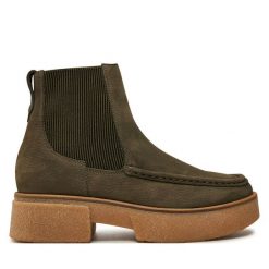 Sztyblety Clarks. Zielone botki Clarks, bez wzorów, bez obcasa, na płaskiej podeszwie, bez zapięcia. Za 699.99 zł.