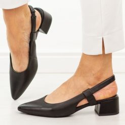 Czarne skórzane czółenka damskie T.Sokolski 536. Czarne czółenka Sokolski, na jesień, bez wzorów, ze skóry, biznesowe, bez obcasa, na obcasie, bez zapięcia. W wyprzedaży za 245.52 zł.