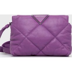 Emporio Armani torebka skórzana kolor fioletowy. Fioletowe listonoszki Emporio Armani, bez wzorów, na ramię, pikowane, bez dodatków. Za 1,689.90 zł.