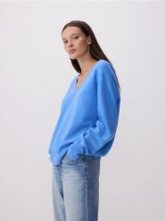 Sweter z domieszką wełny - jasnoniebieski. Niebieskie swetry Reserved, l, bez wzorów, z dzianiny, bez ramiączek. W wyprzedaży za 89.99 zł.
