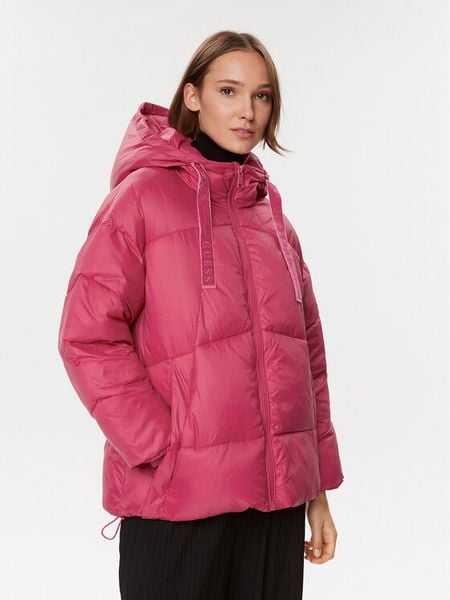 Guess Kurtka zimowa Letizia W3BL21 WG0V0 Czerwony Regular Fit. Czerwone kurtki Guess, na zimę, xs, z aplikacjami, z syntetyku, bez kaptura. Za 459.99 zł.