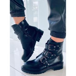 BM Botki damskie Ragnar Black czarne. Czarne botki BM, bez wzorów, ze skóry ekologicznej, militarne, bez obcasa, bez zapięcia. Za 125.62 zł.