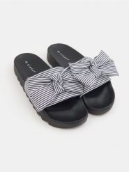 Klapki w paski z kokardą - czarny. Czarne klapki Sinsay, bez wzorów, bez obcasa, bez zapięcia. Za 39.99 zł.