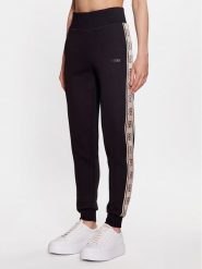 Guess Spodnie dresowe Britney V2YB15 KB3P2 Czarny Regular Fit. Czarne spodnie dresowe Guess, z aplikacjami, z dresówki. Za 429.99 zł.