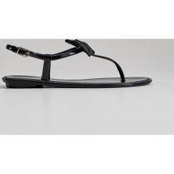 Sandały typu japonki z kokardą - Czarny. Sandały marki Mohito. Za 59.99 zł.