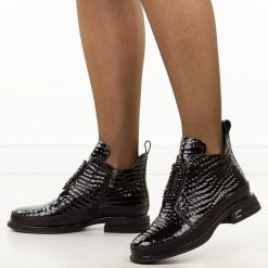 Czarne bkp skórzane botki damskie Cambell 60320. Czarne botki Cambell, z aplikacjami, z gumy, eleganckie, z okrągłym noskiem, bez obcasa, na płaskiej podeszwie, bez zapięcia. W wyprzedaży za 339.15 zł.