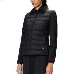 Kurtka RAINS SAFI FLEECE HYBRID CURVE JAC Czarny. Czarne kurtki Rains, bez wzorów, z tkaniny, bez kaptura. Za 826.69 zł.