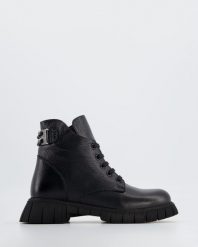 SKÓRZANE BOTKI 036268 BLACK. Czarne botki Venezia, bez wzorów, ze skóry, bez obcasa, bez zapięcia. Za 369.00 zł.