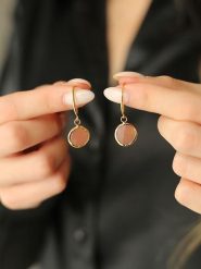 Pierres de Jade Pozłacane kolczyki z kamieniem słonecznym rozmiar: onesize. Pomarańczowe kolczyki Pierres de Jade, pozłacane. Za 83.81 zł.