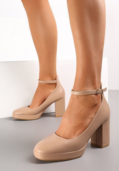 Ciemnobeżowe Jenolite Czółenka Zapinane wokół Kostki na Sprzączkę z Wysokim Słupkiem Rayisa. Brązowe czółenka Renee, bez wzorów, ze skóry, z okrągłym noskiem, bez obcasa, na słupku, bez zapięcia. Za 49.99 zł.