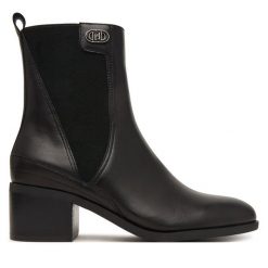 Botki Liu Jo. Czarne botki Liu Jo, bez wzorów, bez obcasa, na słupku, bez zapięcia. Za 789.99 zł.