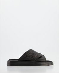 KLAPKI DAMSKIE 2686 Y075 BLACK. Czarne klapki Venezia, bez wzorów, ze skóry, bez obcasa, bez zapięcia. Za 199.00 zł.