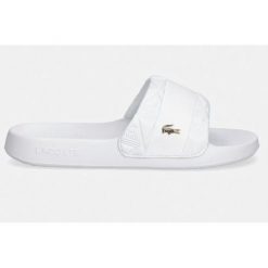 KLAPKI LACOSTE SERVE SLIDE HYB 126 1 CFA 751CFA003121G R-42. Białe klapki Lacoste, bez wzorów, z dresówki, sportowe, bez obcasa, bez zapięcia. Za 215.60 zł.
