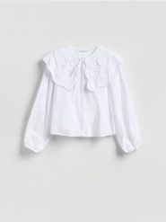 Bluzka z ozdobnym kołnierzem - biały. Białe bluzki Reserved, l, bez wzorów, z bawełny, bez kołnierzyka, bez ramiączek. Za 139.99 zł.
