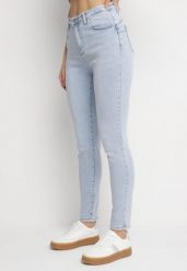 Jasnoniebieskie Bawełniane Jeansy o Dopasowanym Kroju z Wysokim Stanem Bellevia. Niebieskie jeansy Born2be, z aplikacjami, z bawełny, z podwyższonym stanem. Za 129.99 zł.
