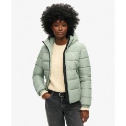 Damska kurtka z kapturem Superdry Spirit Sports. Zielone kurtki Superdry, bez wzorów, z puchu, z kapturem. W wyprzedaży za 371.50 zł.