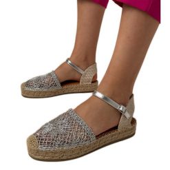 Srebrne sandały espadryle ażurowe srebrny. Szare sandały w ażurowe wzory, z tkaniny, eleganckie, z okrągłym noskiem, bez obcasa, na platformie, bez zapięcia. W wyprzedaży za 81.09 zł.