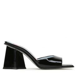 Klapki Chiara Ferragni. Czarne klapki Chiara Ferragni, bez wzorów, bez obcasa, bez zapięcia. Za 759.99 zł.