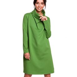 Sukienka dresowa oversize trapezowa z wysokim kołnierzem zielona. Zielone sukienki Be, na co dzień, l, bez wzorów, z bawełny, bez kołnierzyka, bez ramiączek, oversize. Za 229.00 zł.