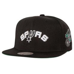 Czapka z daszkiem do koszykówki Mitchell & Ness NBA San Antonio Spurs czarna. Czarne czapki z daszkiem Mitchell & Ness, bez wzorów, z materiału. Za 179.00 zł.
