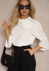 Biała Bluzka z Dodatkiem Bawełny Ozdobiona Kwiatem 3D Merisara. Białe bluzki Renee, m, bez wzorów, z bawełny, eleganckie, bez kołnierzyka, bez ramiączek. W wyprzedaży za 75.99 zł.