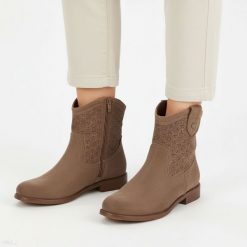 Botki damskie S.Barski, cholewka z materiału ażurowe wykończenie krótka cholewka pętla z tyłu elegancki fason, brązowe, HY61-8025. Brązowe botki S.BARSKI, w ażurowe wzory, eleganckie, bez obcasa, bez zapięcia. Za 169.00 zł.