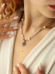 Pierres delicates Pozłacany naszyjnik z perłami - dł. 50 cm rozmiar: onesize. Niebieskie naszyjniki Pierres delicates, z materiału, z kryształem, pozłacane. Za 52.99 zł.