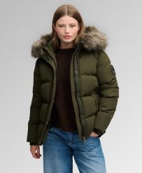 Superdry Kurtka Everest Classic Puffer – Relaxed fit, wypełnienie z recyklingu. Zielone kurtki Superdry, bez wzorów, z elastanu, klasyczne, z kapturem. Za 774.50 zł.