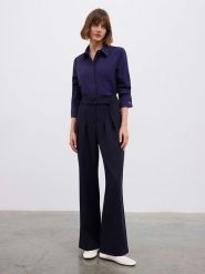 BGN Spodnie w kolorze granatowym rozmiar: 36. Niebieskie spodnie materiałowe BGN, bez wzorów, z materiału. Za 139.20 zł.