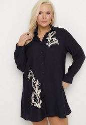 Granatowa Koszulowa Sukienka z Wiskozy Zdobiona Kwiatowym Haftem Nalilsa. Niebieskie sukienki Born2be, na co dzień, plus size, z aplikacjami, z wiskozy, eleganckie, bez kołnierzyka, plus size, bez ramiączek, mini, koszulowe. W wyprzedaży za 93.49 zł.