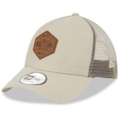 Czapka New Era A Frame Trucker. Brązowe czapki z daszkiem New Era, z aplikacjami, z bawełny, klasyczne. Za 181.00 zł.