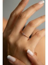 Lodie Silver Srebrny pierścionek z cyrkoniami rozmiar: onesize. Szare pierścionki Lodie Silver, z cyrkonią, srebrne. Za 47.95 zł.