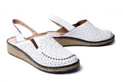 MANITU 820011-03 weiss, sandały damskie. Białe sandały Manitu, w ażurowe wzory, ze skóry, bez obcasa, na koturnie, bez zapięcia. Za 269.90 zł.