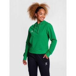 Damska bluza z kapturem Hummel Go 2.0. Zielone bluzy Hummel, bez wzorów, z kapturem, na fitness i siłownię. Za 233.50 zł.
