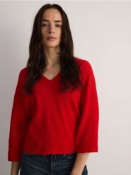 Sweter ze strukturalnej dzianiny - czerwony. Czerwone swetry Reserved, l, bez wzorów, z dzianiny, bez ramiączek. W wyprzedaży za 39.99 zł.