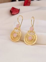 Pierres delicates Pozłacane kolczyki z kwarcem różowym rozmiar: onesize. Czerwone kolczyki Pierres delicates, z kwarcem, pozłacane. Za 96.83 zł.