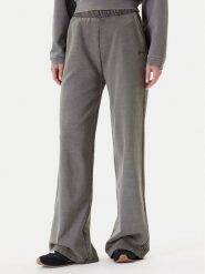Guess Spodnie dresowe V5RB17 KCOS1 Szary Regular Fit. Szare spodnie dresowe Guess, z aplikacjami, z bawełny. Za 349.99 zł.