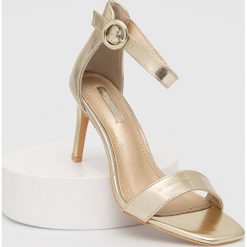 Answear Lab sandały damskie kolor złoty. Żółte sandały Answear Lab, bez wzorów, z gumy, bez obcasa, na obcasie, bez zapięcia. Za 189.99 zł.
