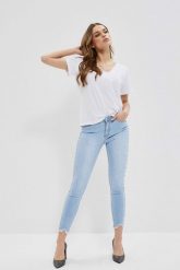 Jeansy medium waist z postrzępionymi nogawkami błękitne. Niebieskie jeansy MOODO, xs, bez wzorów, z bawełny, długie. W wyprzedaży za 41.99 zł.