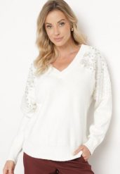 Biały Sweter w Stylu Nietoperza z Cyrkoniami i Cekinami Nevalithia. Białe swetry Born2be, bez wzorów, wizytowe, bez ramiączek. W wyprzedaży za 118.99 zł.