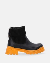 CZARNE BOTKI Z CHOLEWKĄ Z MATERIAŁU P11585 1 BLA-YEL. Czarne botki Venezia, bez wzorów, ze skóry, bez obcasa, bez zapięcia. Za 249.00 zł.