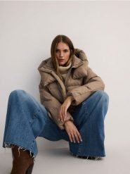 Puchowa kurtka oversize - beżowy. Brązowe kurtki Reserved, l, bez wzorów, z puchu, bez kaptura. W wyprzedaży za 299.99 zł.