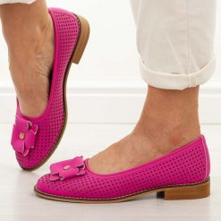 Fuksja ażurowe skórzane baleriny damskie Cambell 19416. Czerwone baleriny Cambell, z aplikacjami, z jeansu, eleganckie, z okrągłym noskiem, bez obcasa, na obcasie, bez zapięcia. Za 229.00 zł.